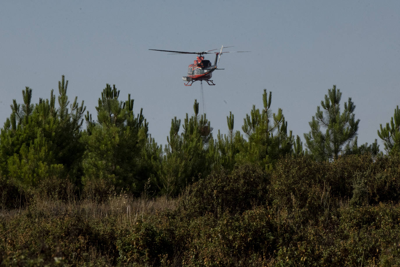 Servicios de extinción trabajan en Honrubia de la Cuesta para controlar el fuego.