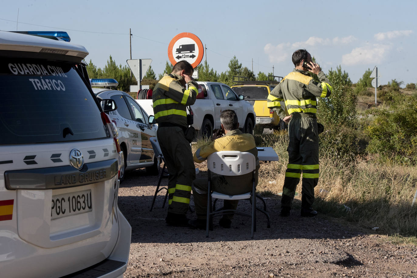 Servicios de extinción trabajan en Honrubia de la Cuesta para controlar el fuego.