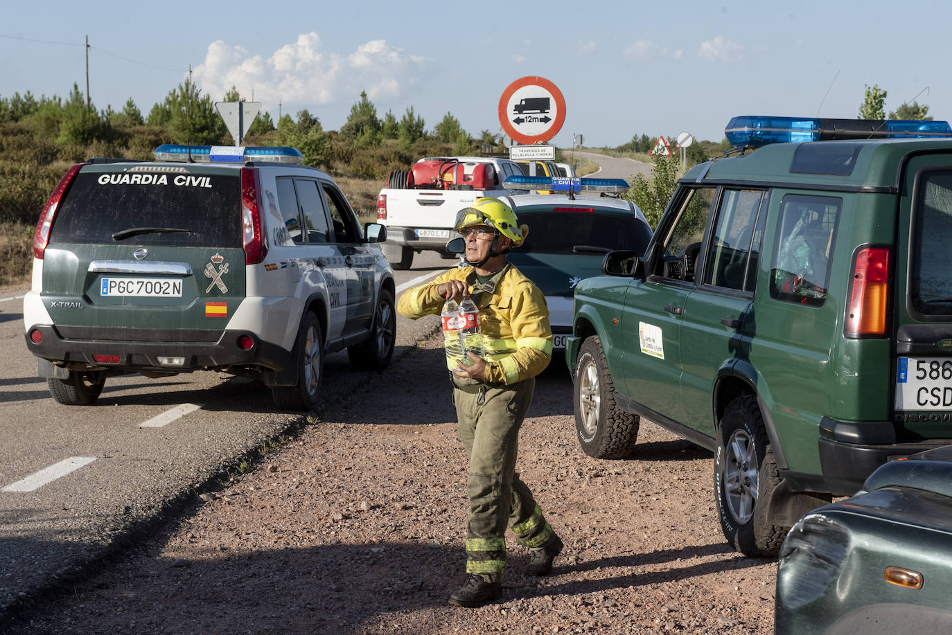 Servicios de extinción trabajan en Honrubia de la Cuesta para controlar el fuego.