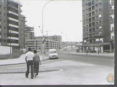 Las reticencias de los promotores ante la estricta normativa urbanística de la zona retrasó el proyecto hasta 1969, cuando se aprobaron las primeras licencias.