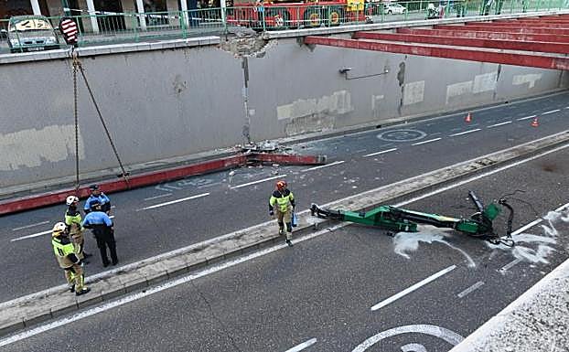 EL brazo articulado del camión siniestrado que arrastró una viga del túnel de San Isidro el 29 de junio. 