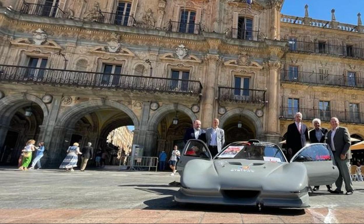 Lospromotores de la iniciativa con uno de los vehículos en la Plaza Mayor.