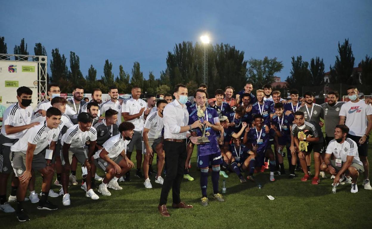 Apa recoge de manos de Conrado Íscar el trofeo de vencedor de la edición de 2021. 