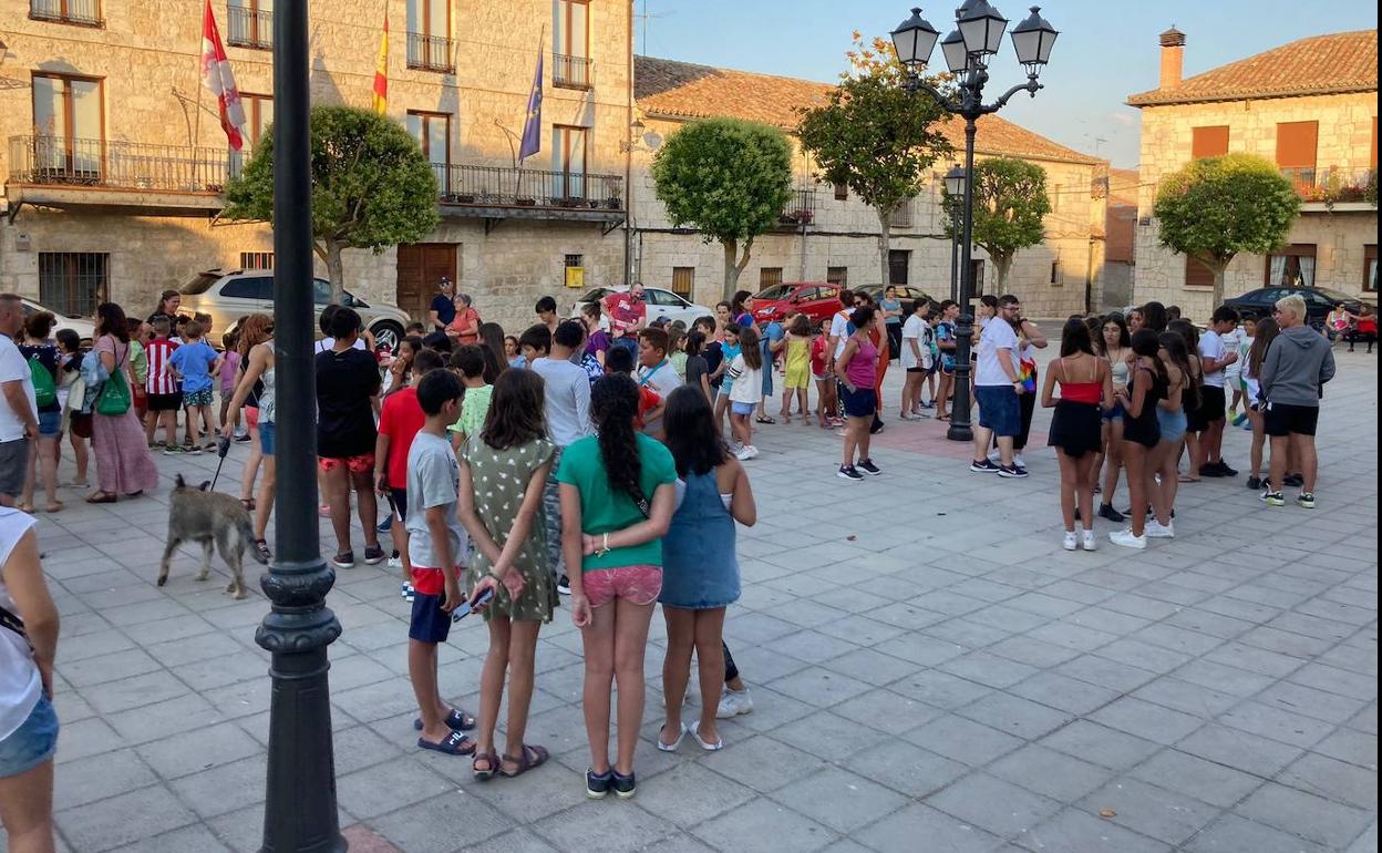 100 niños de Villanubla se dieron cita en la noche del lunes para participar en la gincana urbana 