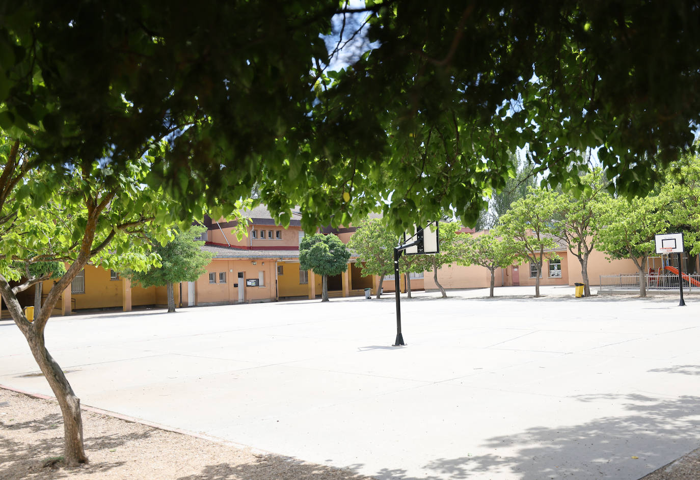 Patio del colegio Miguel Delibes, junto al que se construirá el nuevo polideportivo de La Victoria. 