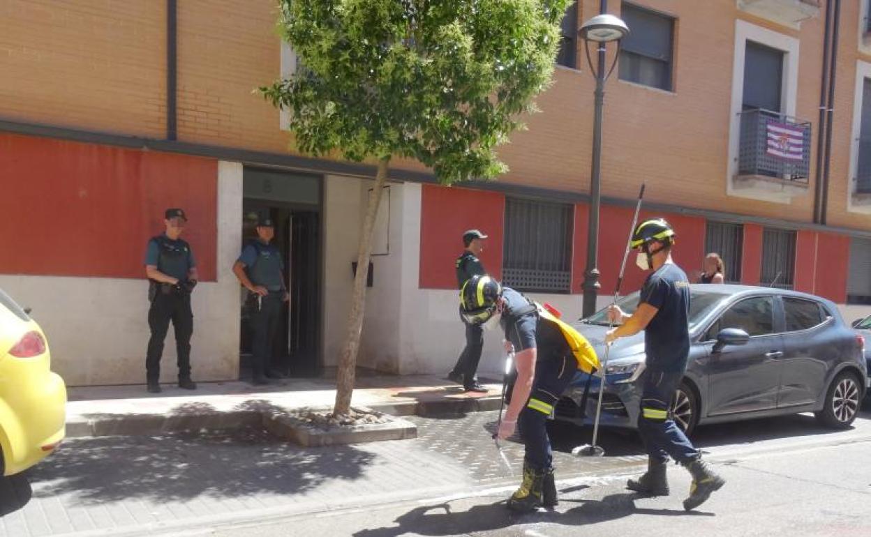 Agentes de la Guardia Civil y bomberos en la calle Alfredo Martín de Santovenia. 