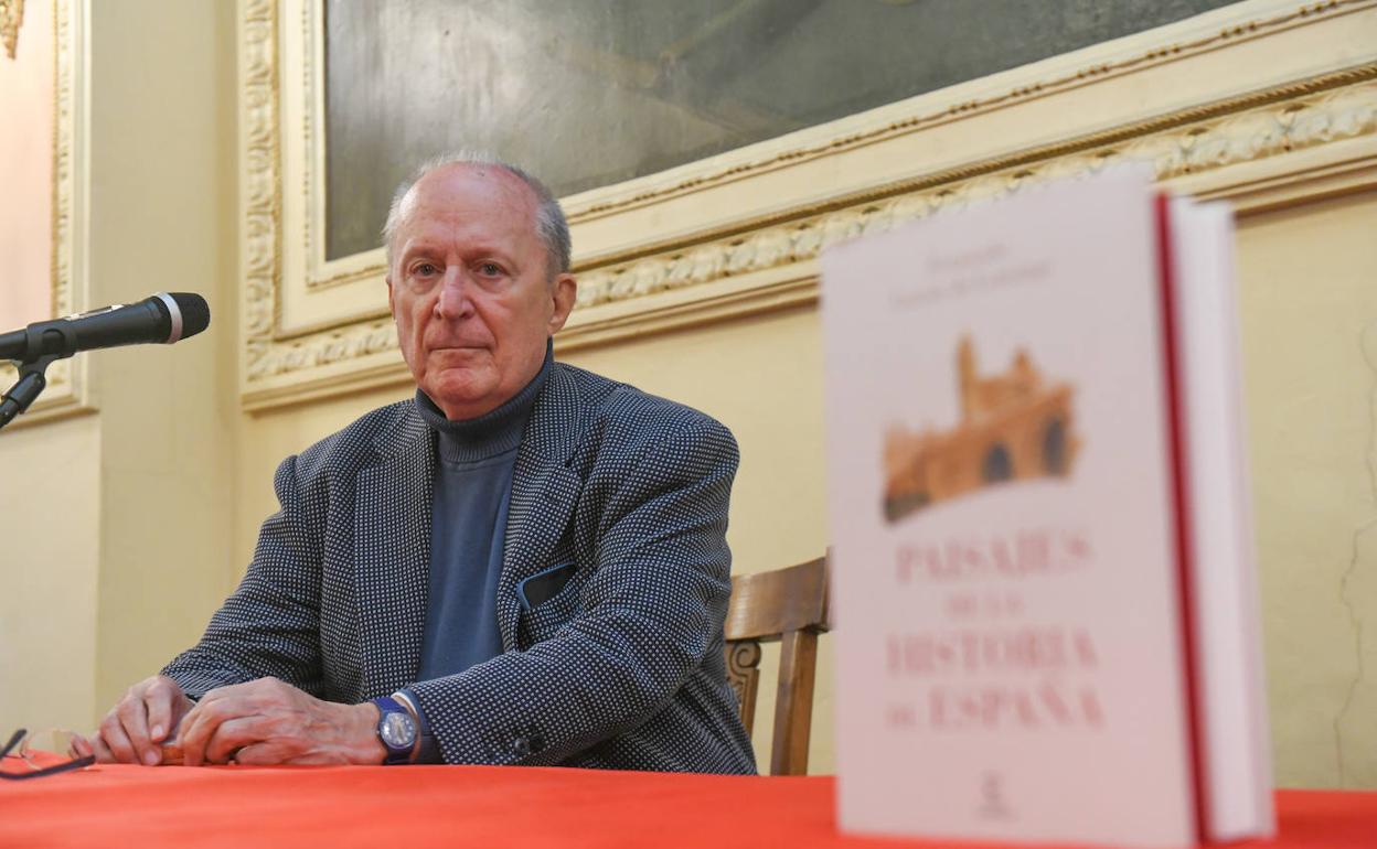 Fernando García de Cortazar, en marzo pasado, en la presentación de un libro en el Círculo de Recreo de Valladolid. 