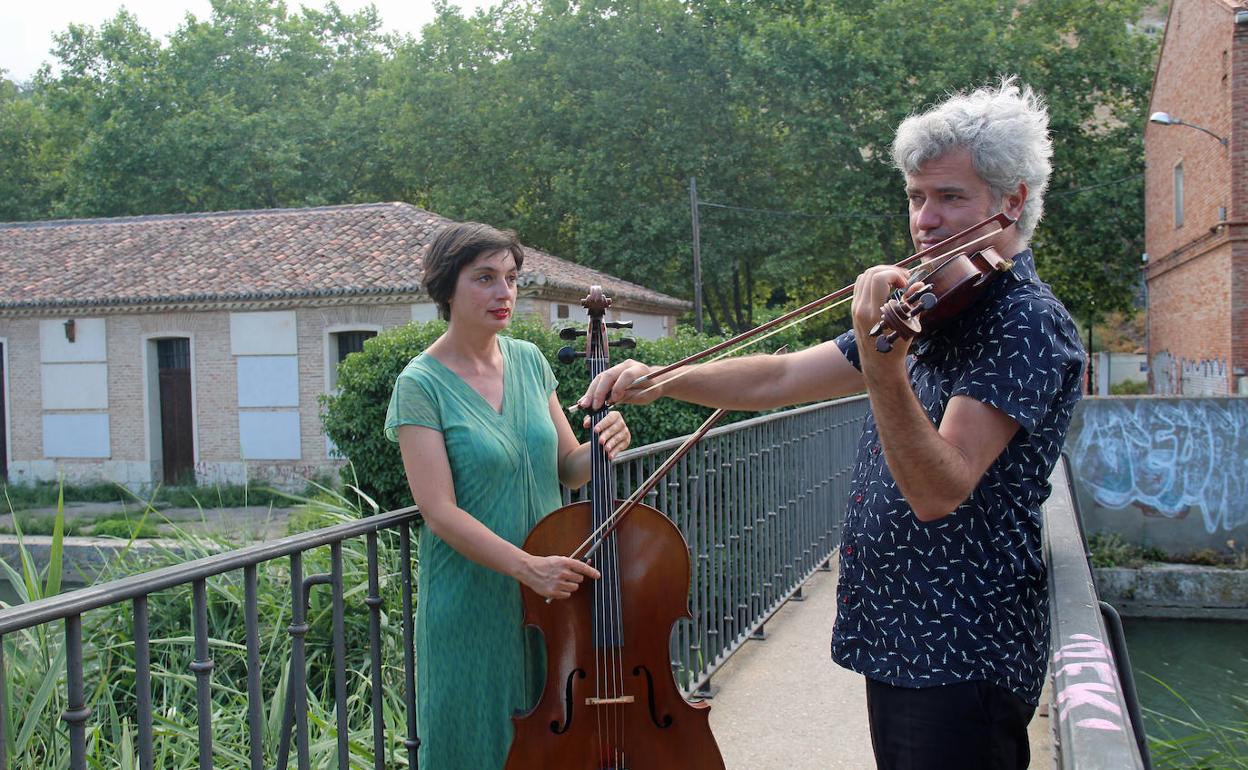 Arantxa Hernández y Alfonso Corral, integrantes del dúo Francachela, en una de las pasarelas del Canal de Castilla a su paso por La Victoria. 