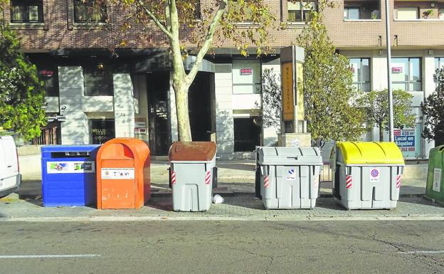 Contenedores para residuos urbanos en la calle Hernando de Acuña de la capital vallisoletana.