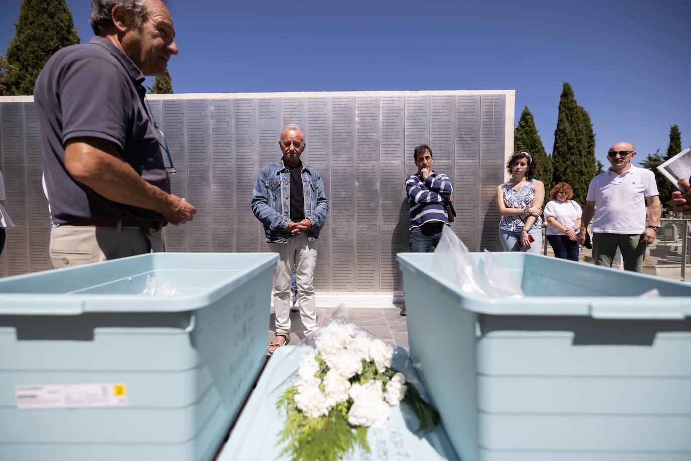 Fotos: Familiares de fusilados en 1936 en Pozal de Gallinas acuden al memorial de Valladolid