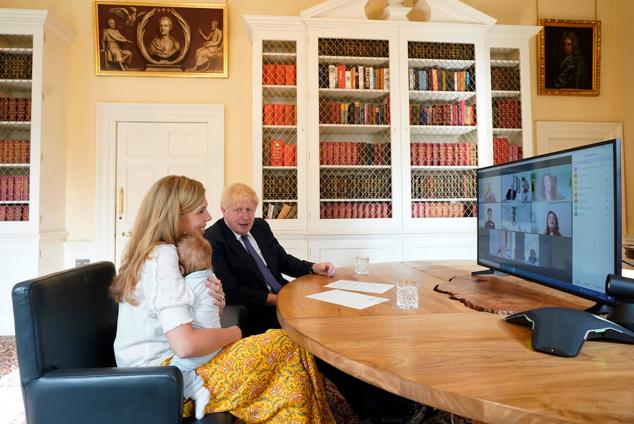 Carrie Symonds, Boris Jonson y el hijo de ambos, Wilfred, en una videoconferencia