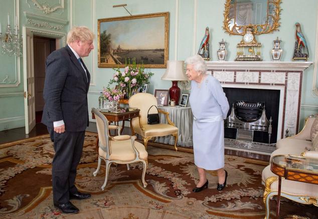 La reina Isabel II recibe a Johnson en el palacio de Windsor