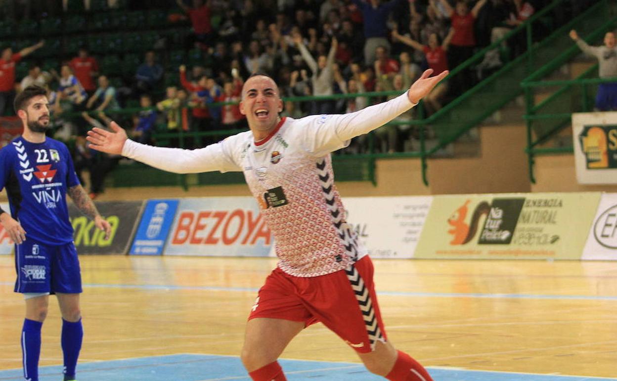 Alvarito celebra un gol con la camiseta del Segovia Futsal.