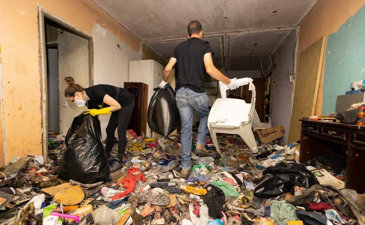 Empleados de una empresa de limpieza retiran la basura de la vivienda de la calle Pato.