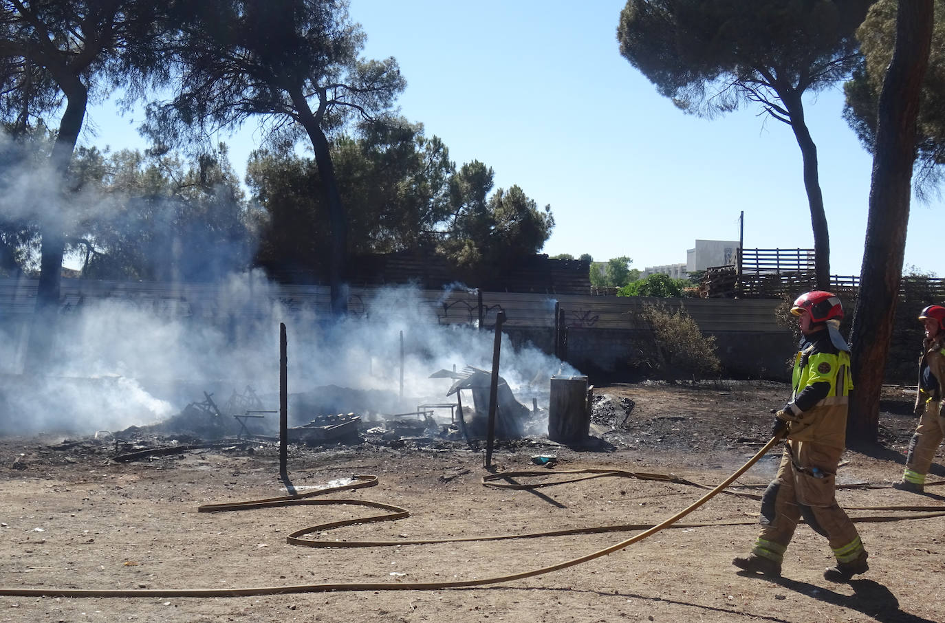 Fotos: El fuego calcina la última chabola de Pinar de Jalón, en Valladolid