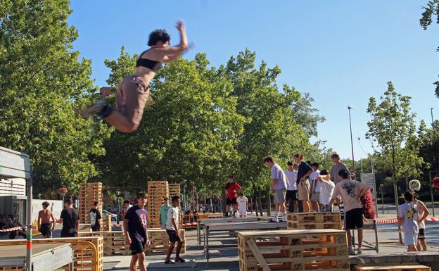 Participantes en el circuito libre de Parkour, junto al antiguo matadero. 