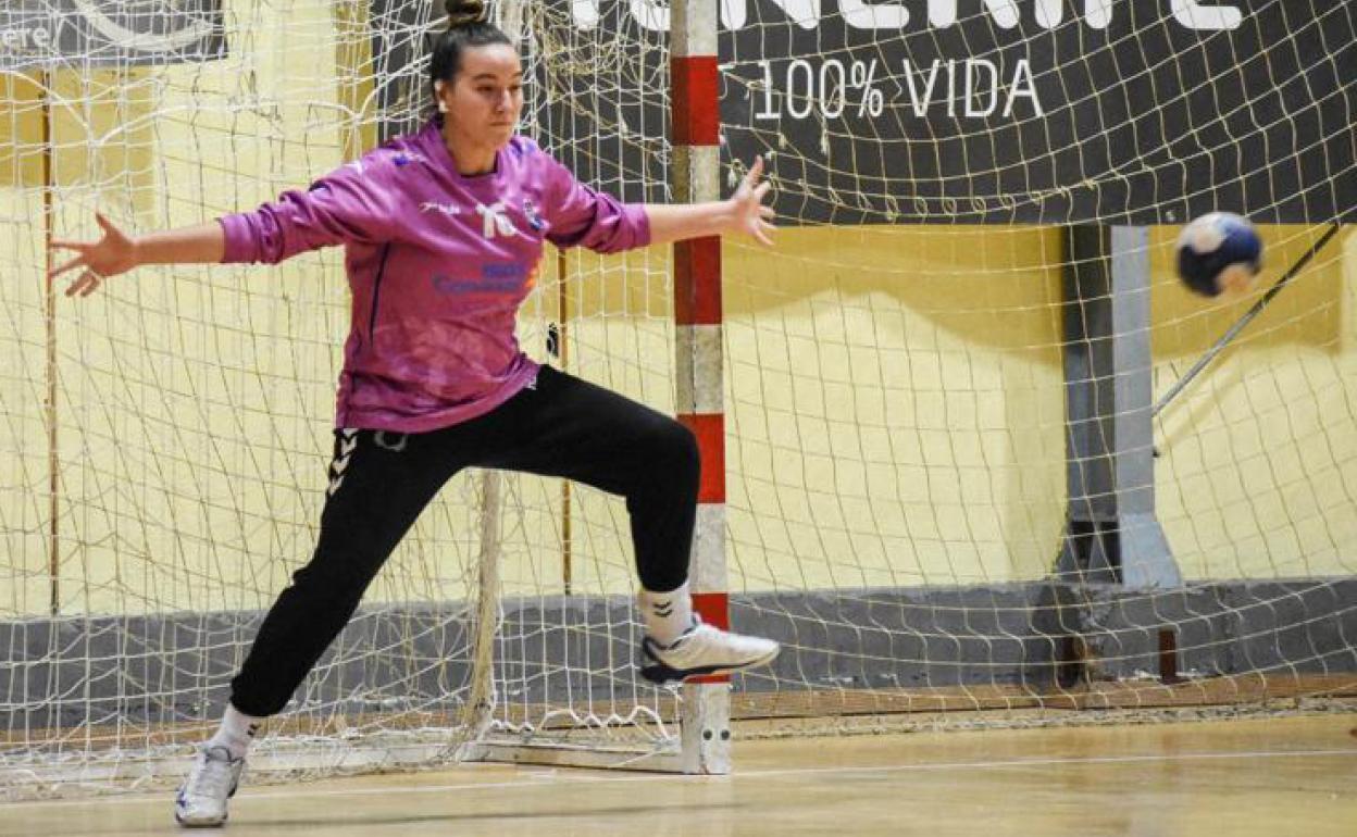 Alicia Robles, en una acción en la portería del Tenerife la pasada temporada. 