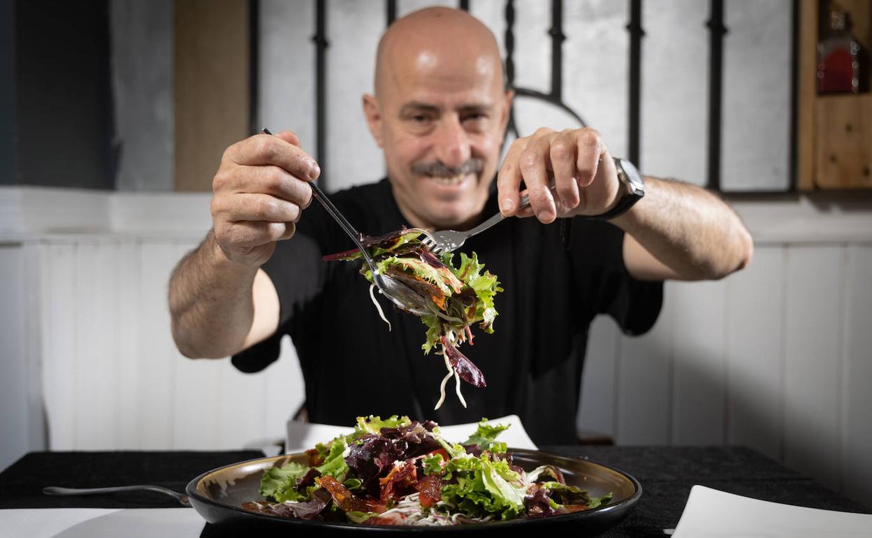 Juan Carlos Rico, del Restaurante El Consejero del Rey, de Valladolid, da los últimos toques a su propuesta de ensalada para Degusta. 