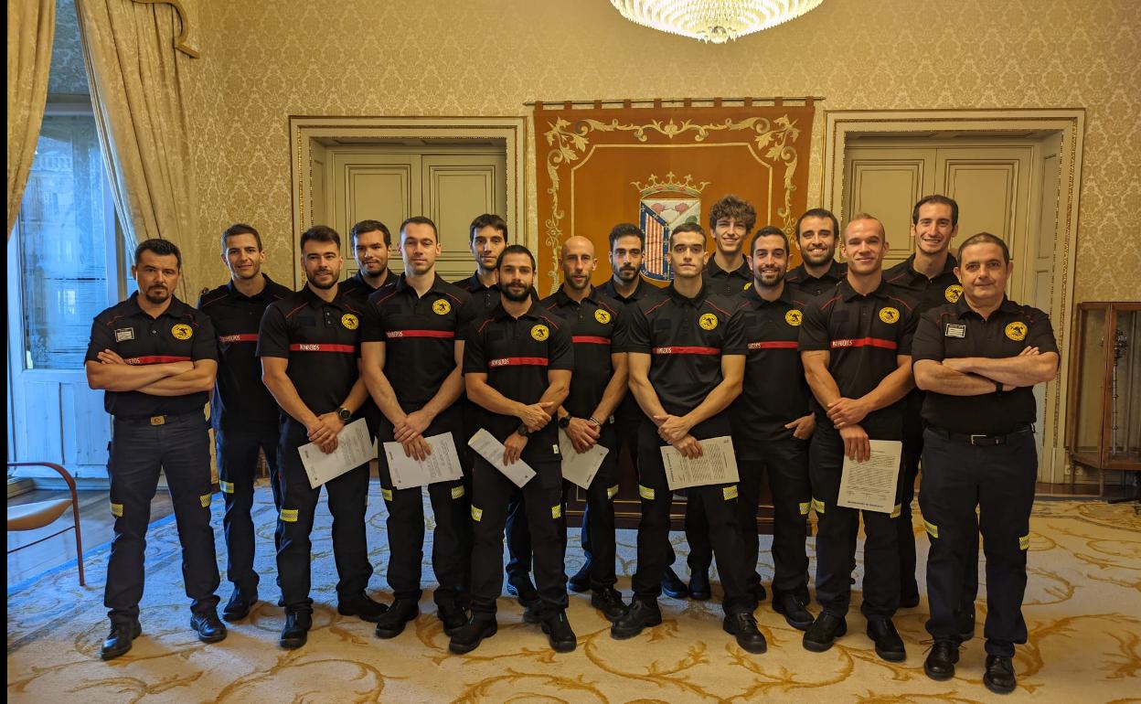 Foto de familia de los nuevos bomberos. 