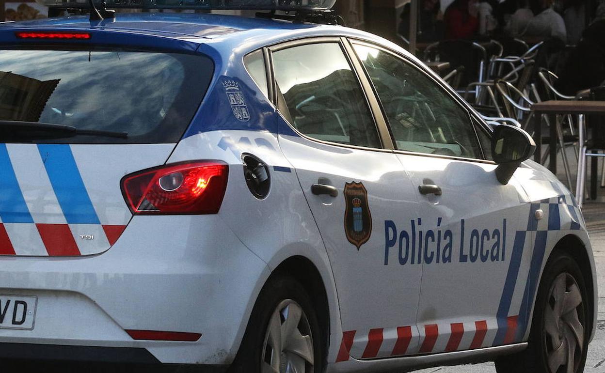Patrulla de la Policía Local en la avenida del Acueducto.