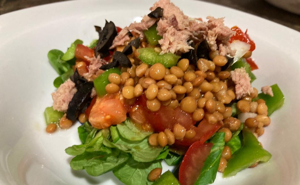 La ensalda de lentejas lista para degustar. 