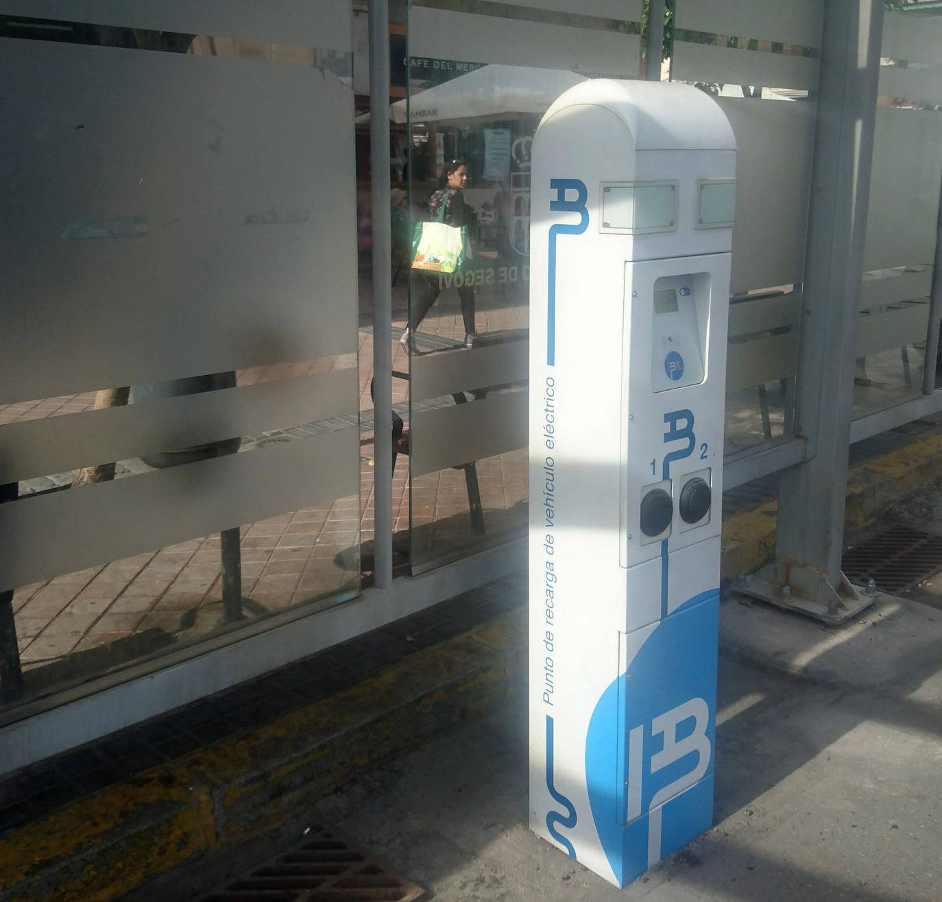 Punto de recarga de vehículos eléctricos en la estación de autobuses de Segovia.