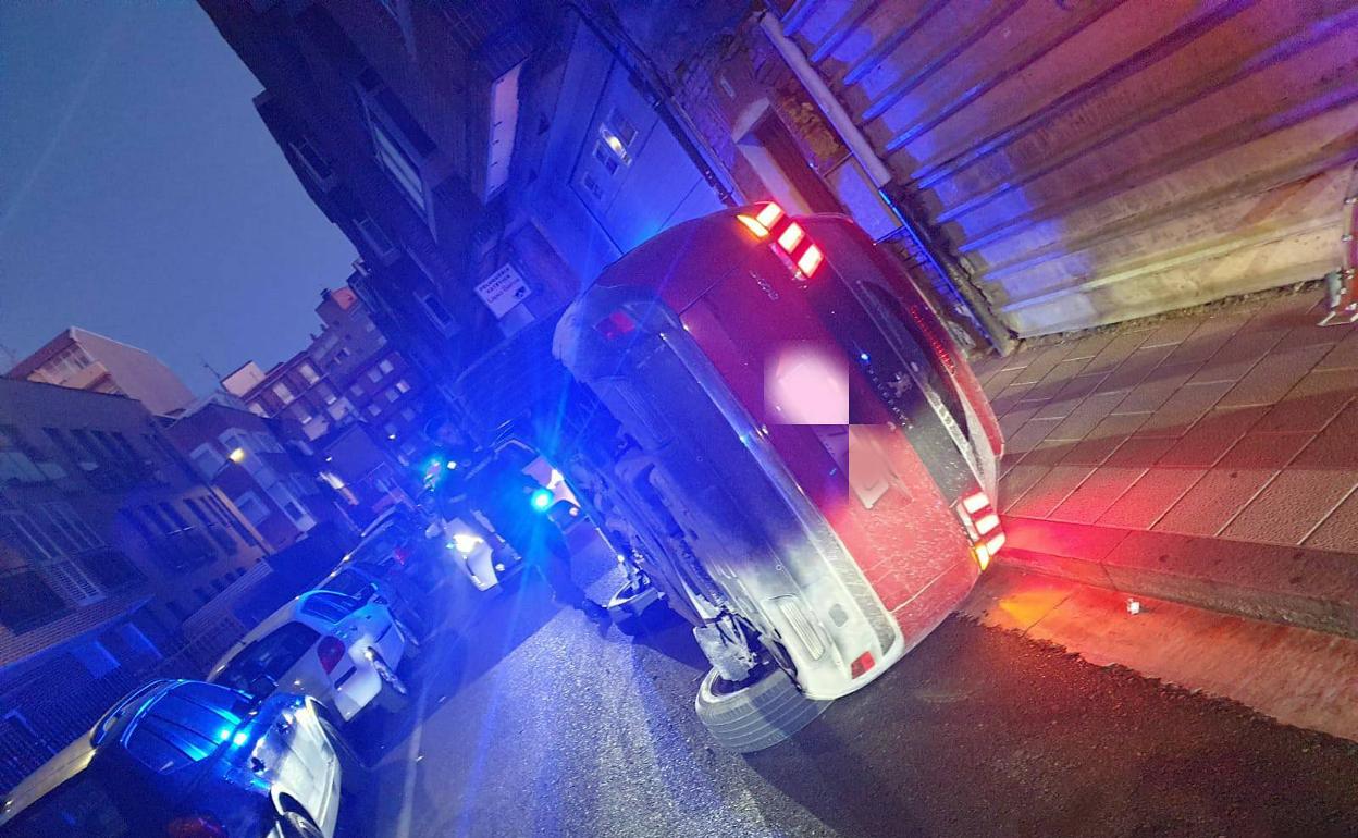 luces del coche de policía en la calle de la ciudad de noche