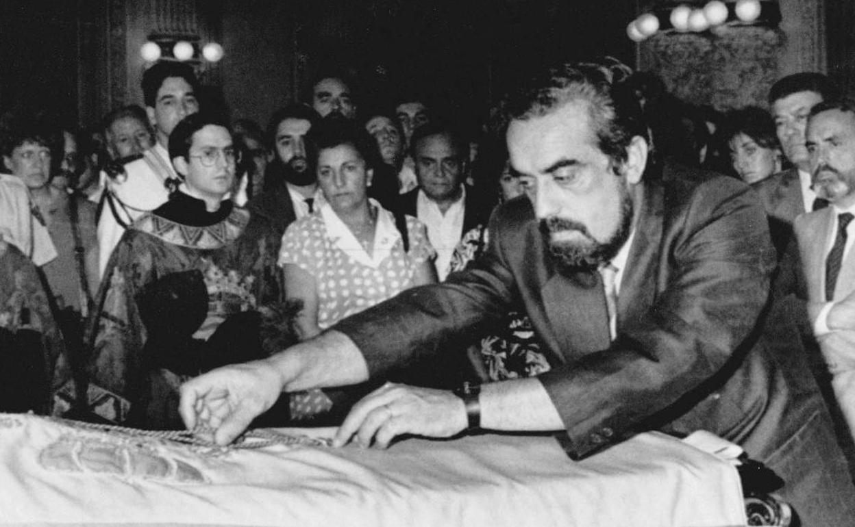 El alcalde Bolaños impone la medalla de plata al policía Daniel Prieto, una de las tres víctimas de los hermanos Garfia el 16 de septiembre de 1987. 