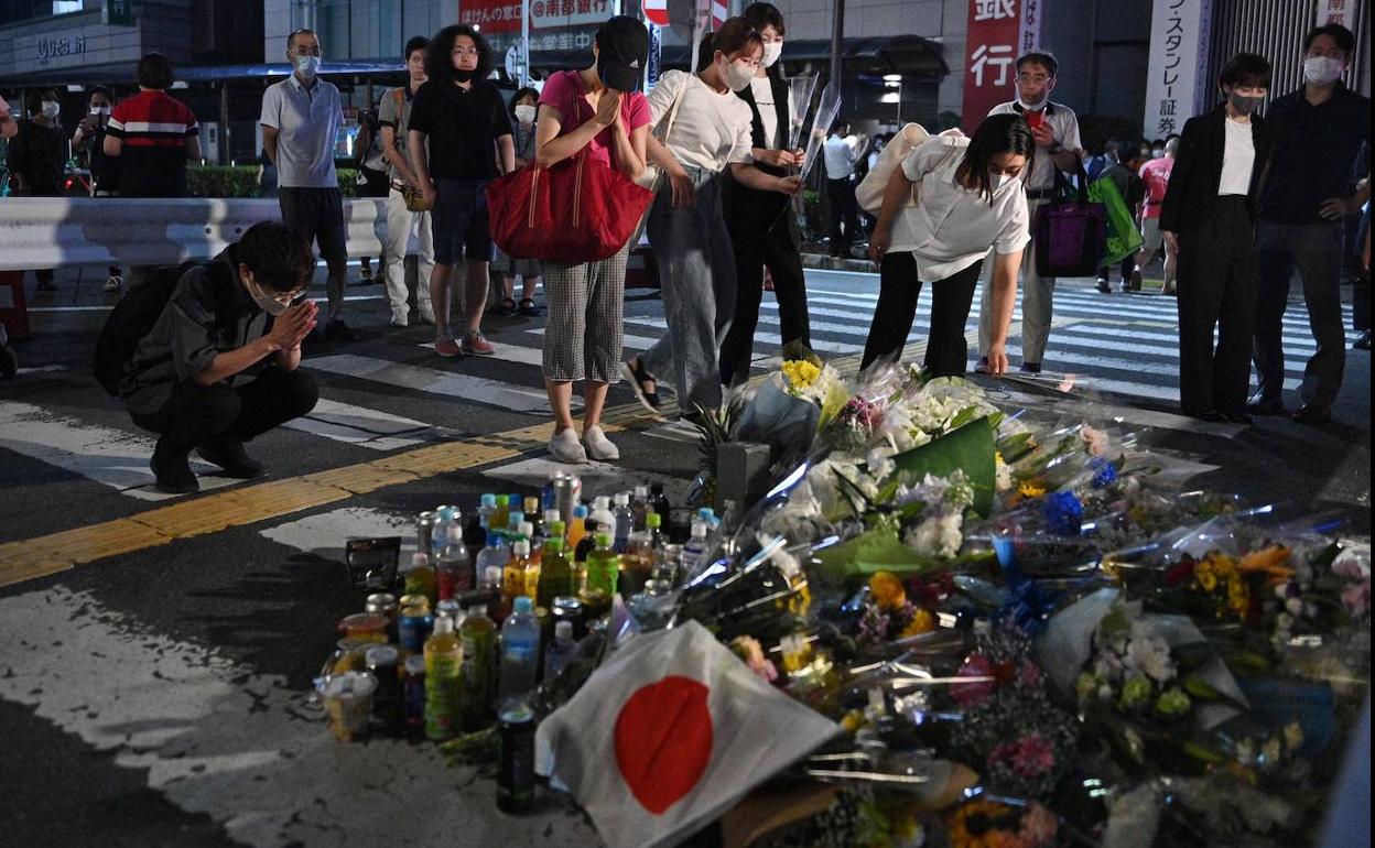 Monumento improvisado en la estación donde el ex primer ministro japonés recibió el disparo.