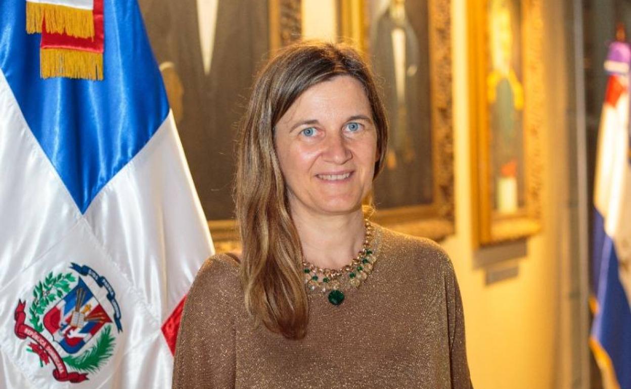 La magistrada María Antonia Díez, junto a la bandera de República Dominicana en una sede judicial de aquel país.