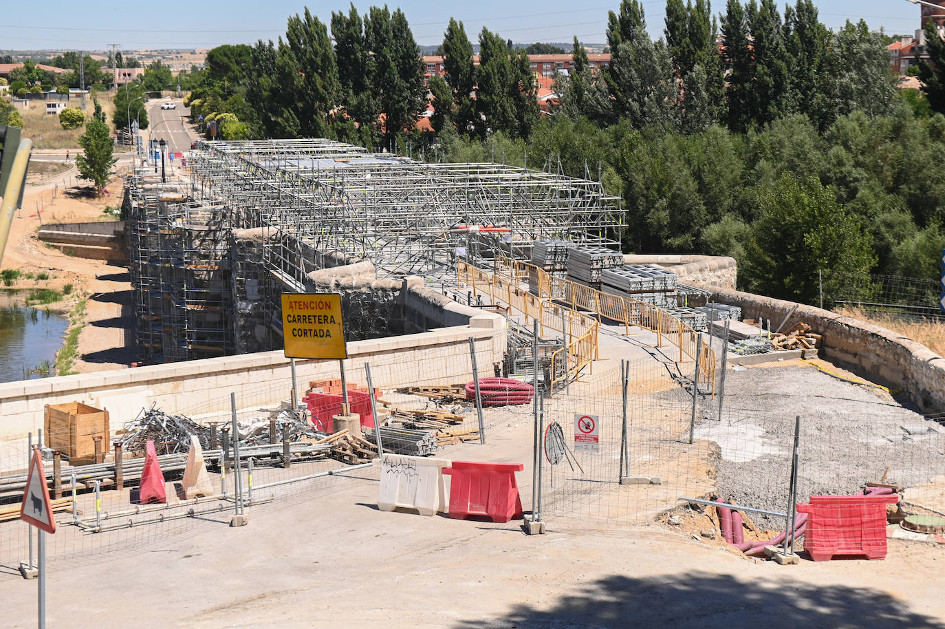 Fotos: Cabezón pide un nuevo viaducto y expresa su hartazgo por el retraso de las obras