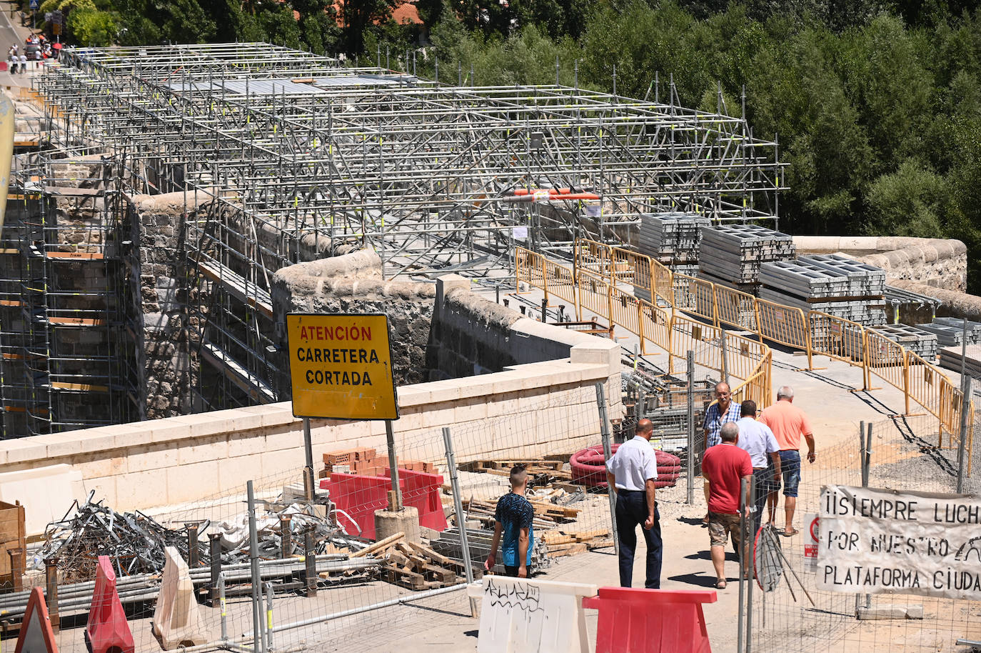 Fotos: Cabezón pide un nuevo viaducto y expresa su hartazgo por el retraso de las obras