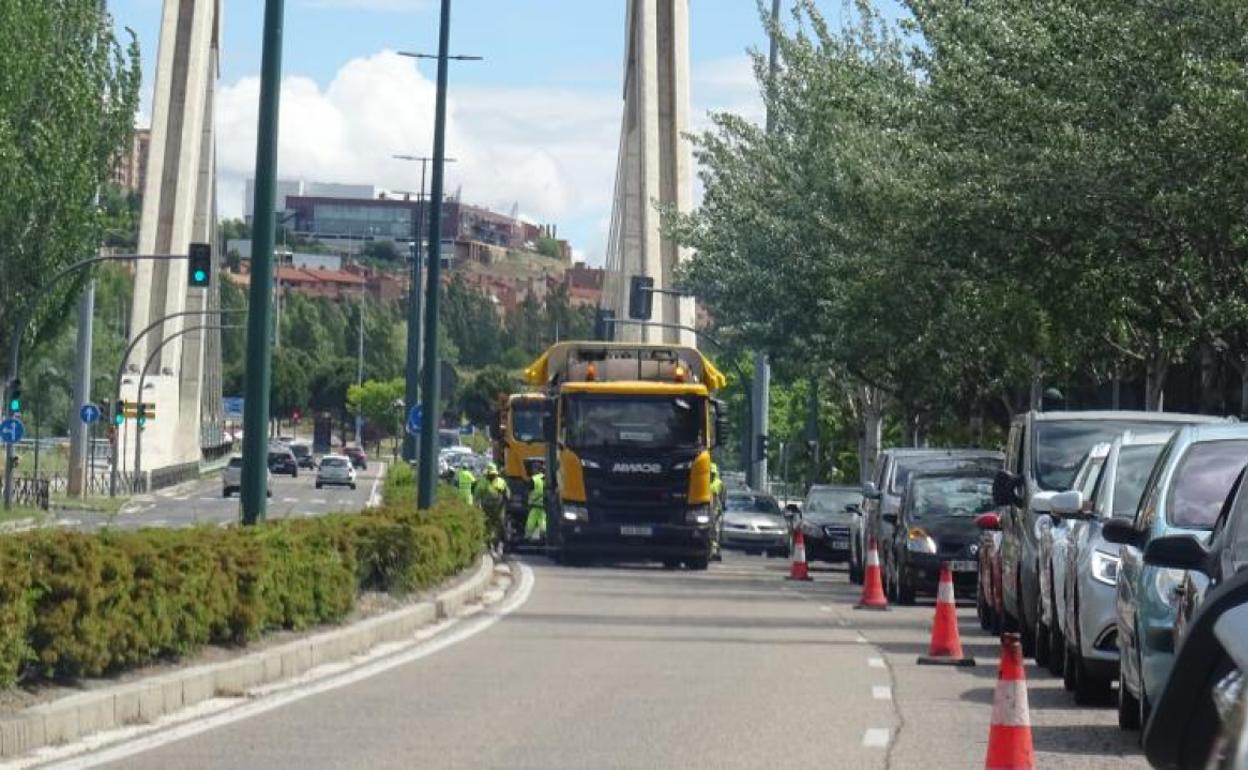 Atascos en el puente por las obras de asfaltado. 