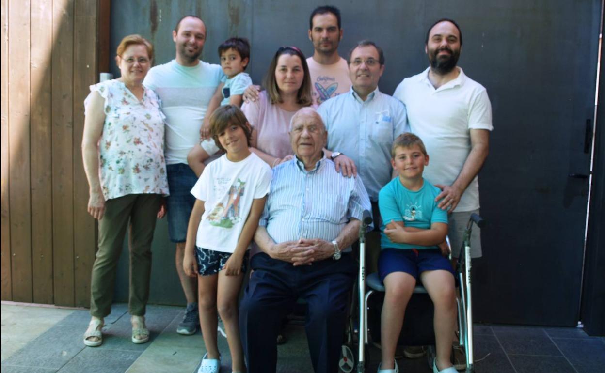 Cirilo Sanz posa rodeado de algunos de sus familiares. 