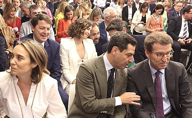 Mañueco, en segunda fila con Ayuso, en la reunión de la dirección nacional del PP tras el triunfo de Juanma Moreno, en primera fila con Feijóo. 
