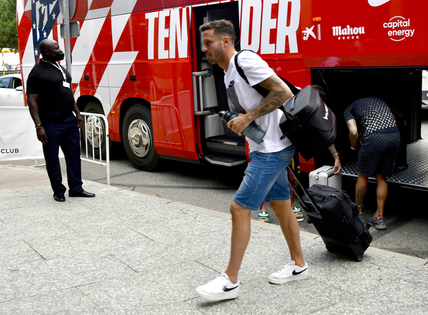 Llegada del Atlético de Madrid a Los Ángeles de San Rafael. 