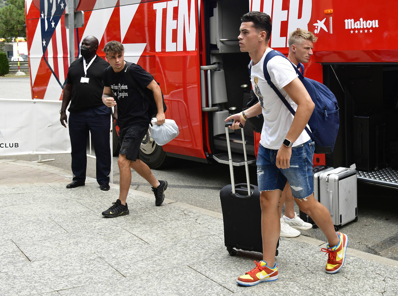 Llegada del Atlético de Madrid a Los Ángeles de San Rafael. 