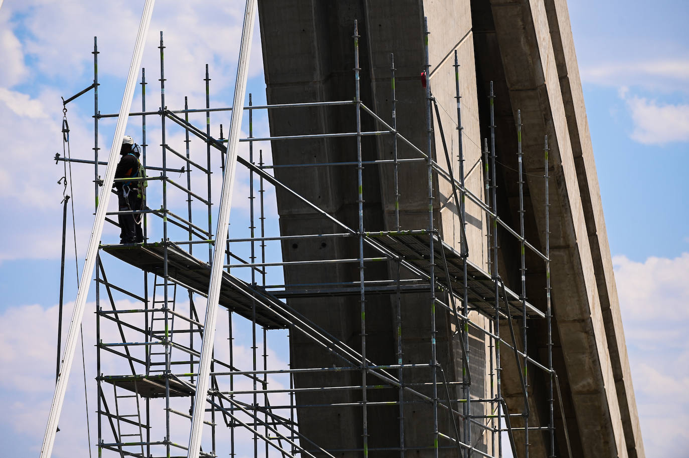 Fotos: Obras en las velas del puente de Hispanoamérica en Valladolid