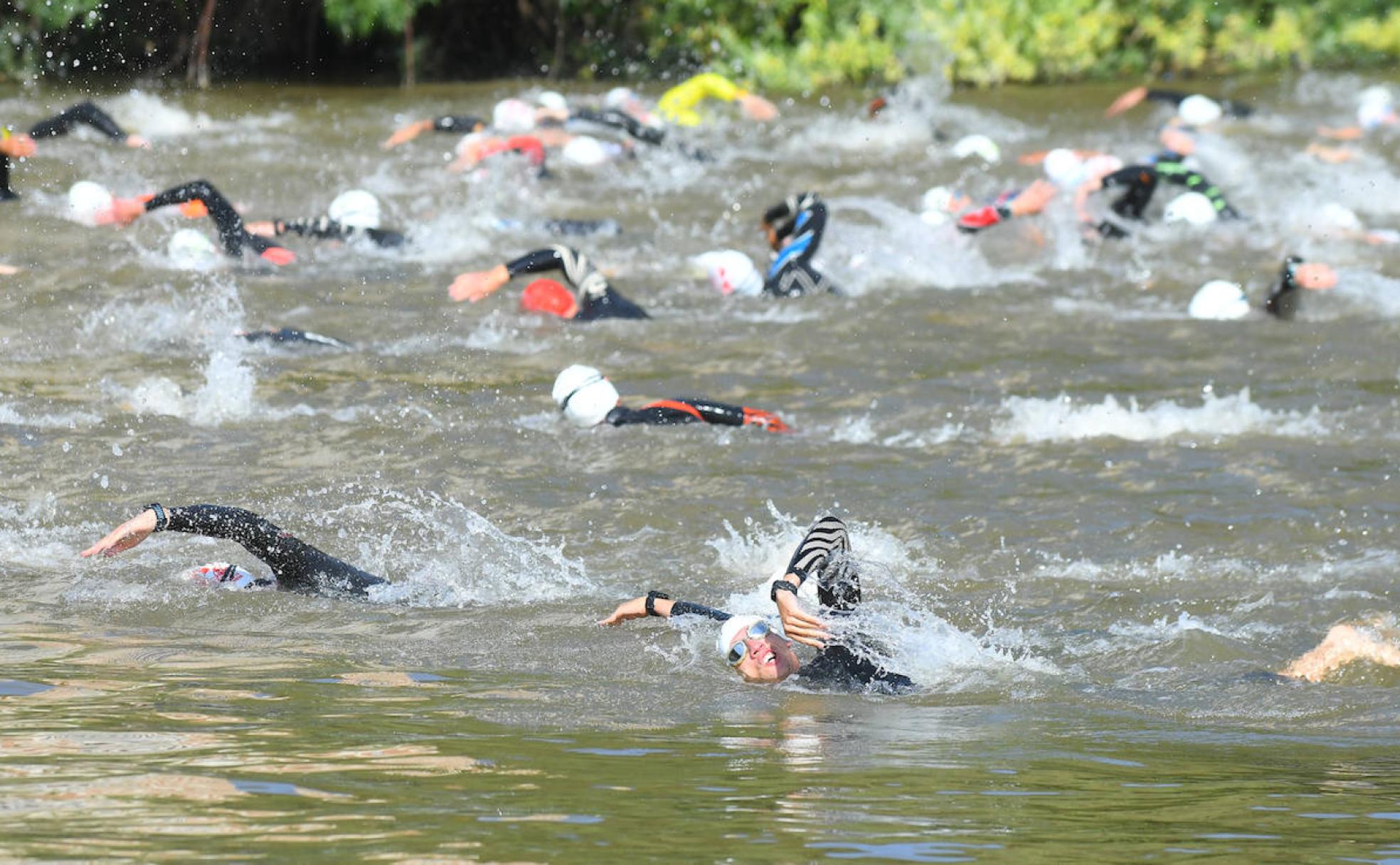 Competidores de triatlón completan la sección de natación en la edición de 2021