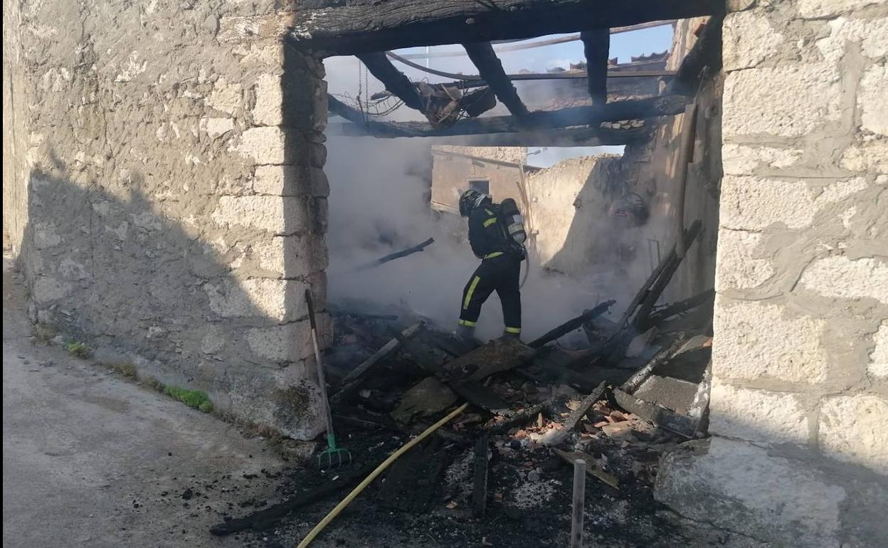 Incendio en un corral de Canalejas, este lunes. 