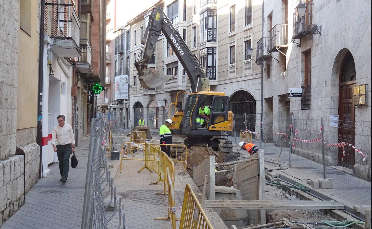 Trabajos en la zanja en la que se produjo la rotura del conducto de gas en San Ignacio. 