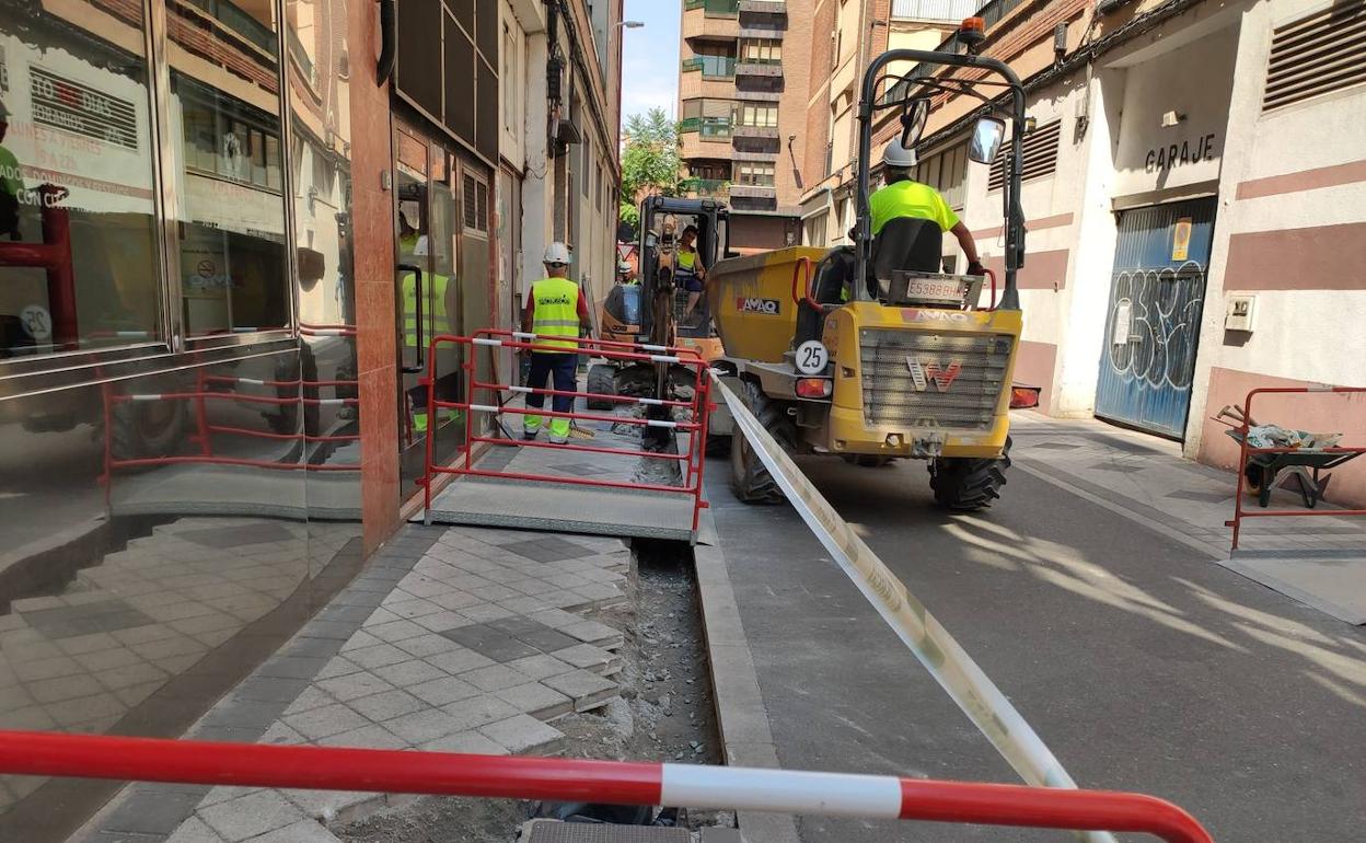 Obras en la calle Loza, junto a Panaderos. 