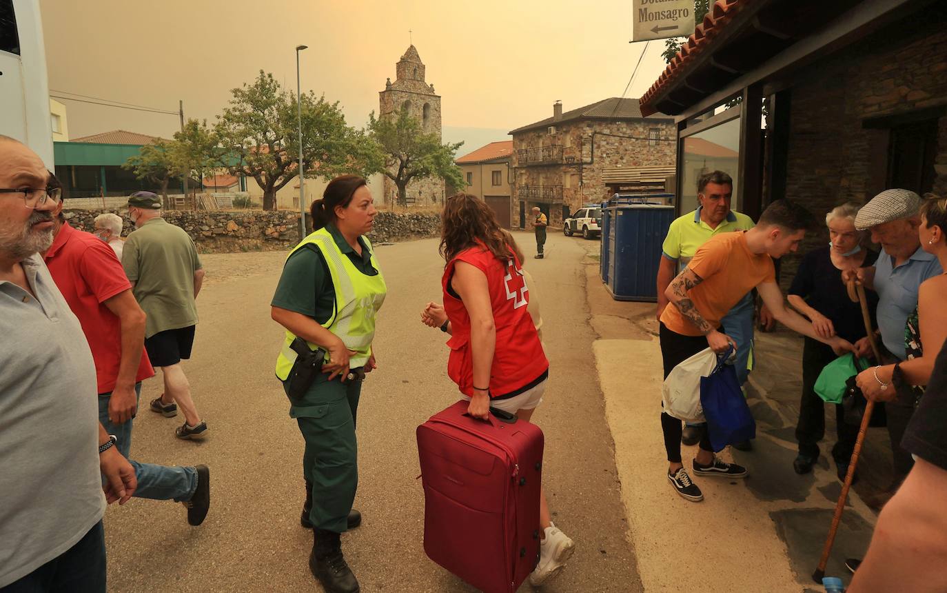 Fotos: El fuego obliga a desalojar a más de un centenar de vecinos de la localidad de Monsagro