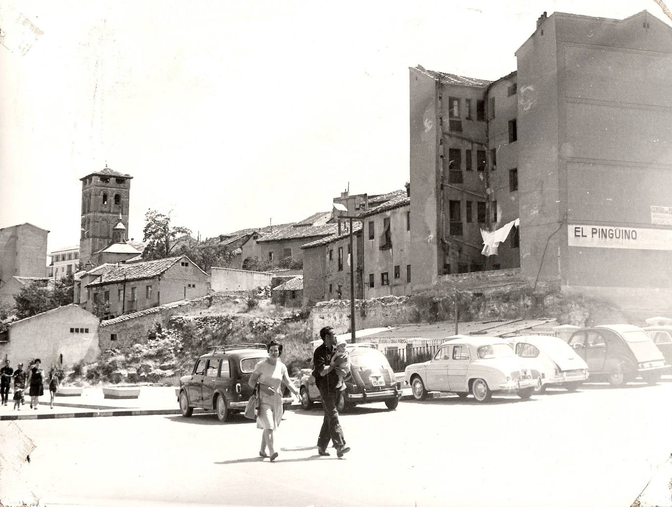 A la derecha, la Casa Amarilla, en 1965.