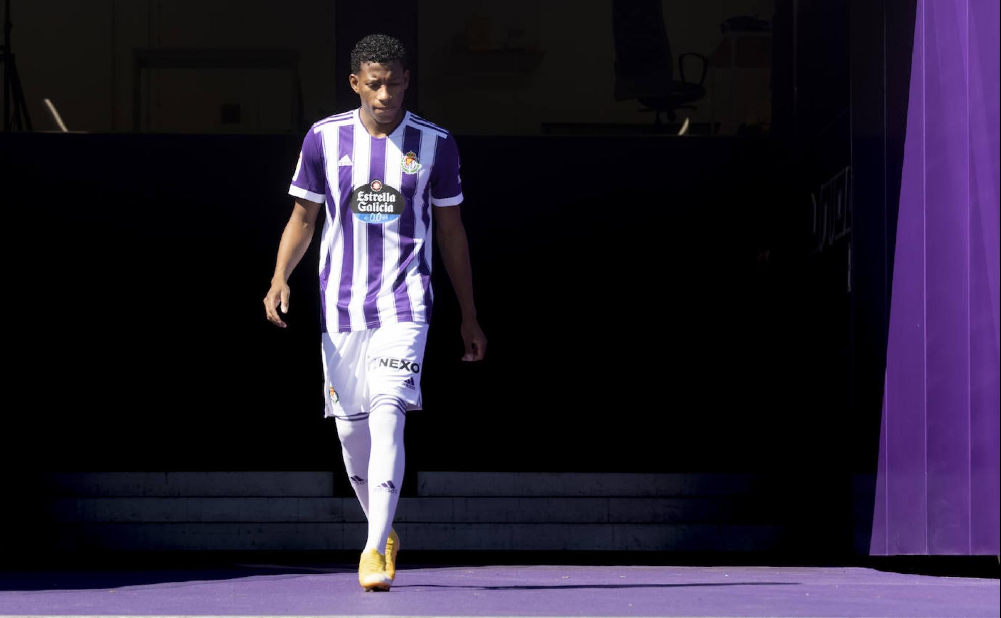 Gonzalo Plata baja por el túnel de acceso al campo, en su presentación con el Real Valladolid en 2021. 