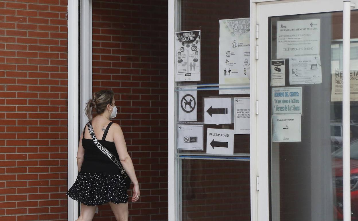 Una paciente entra al centro de salud Pintor Oliva de Palencia. 