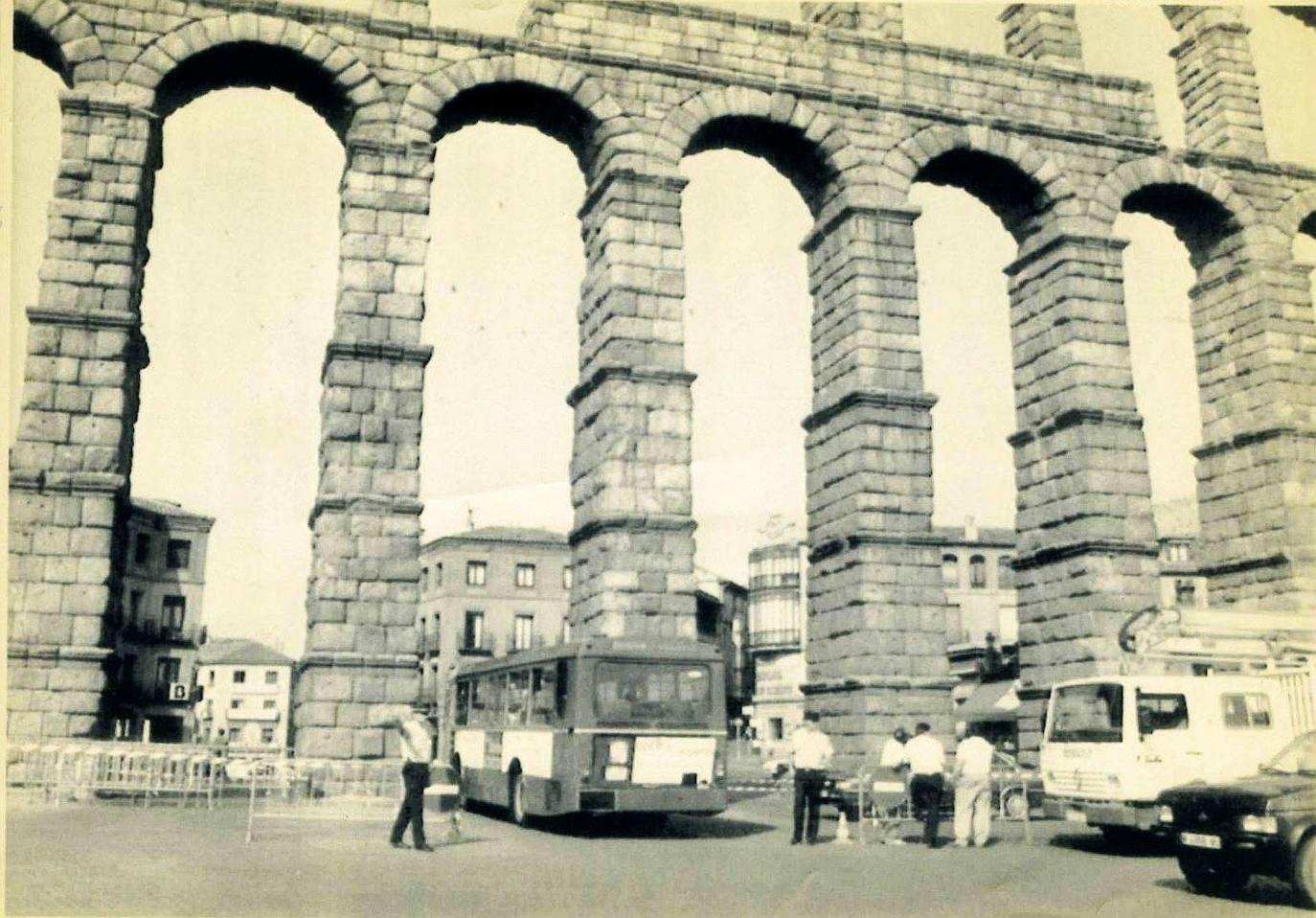 El autobús urbano siguió pasando bajo el Acueducto varios meses. La foto es de julio de 1992.