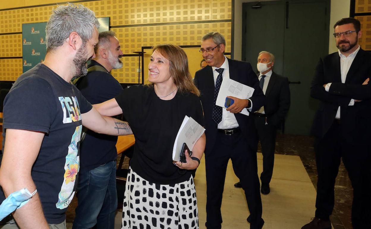 La consejera Rocío Lucas saluda a Raúl Santa Eufemia, de UGT, al inicio de la reunión.