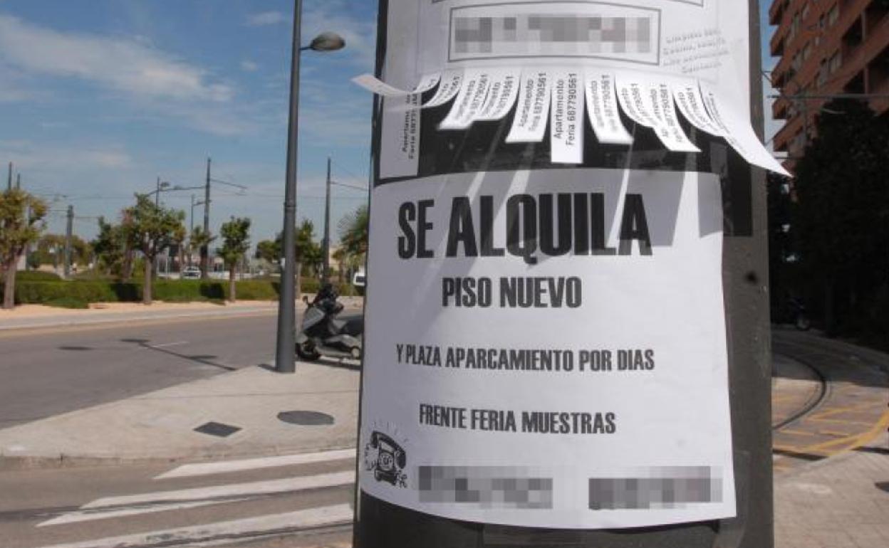 Un cartel que anuncia un piso en alquiler.