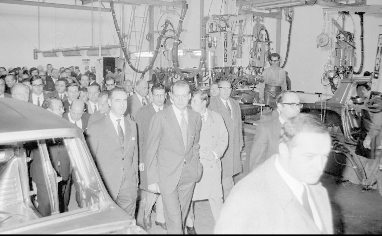 El entonces príncipe Juan Carlos inaugura la factoria de Montaje 2 en 1972 en Valladolid.